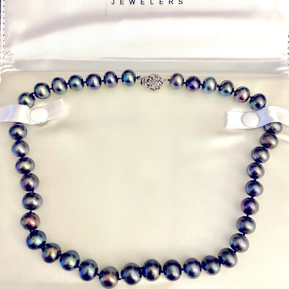 Gorgeous Tahitian pearl necklace.